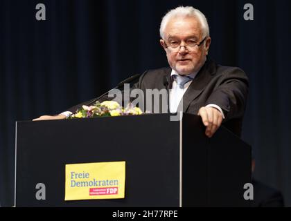 21 novembre 2021, Schleswig-Holstein, Neumünster: Wolfgang Kubicki (FDP), vice presidente federale del suo partito, interviene alla conferenza del partito di Stato del PSF Schleswig-Holstein. Foto: Axel Heimken/dpa Foto Stock