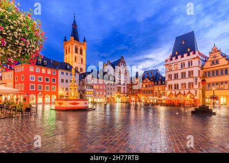 Trier, Germania. Hauptmarkt piazza del mercato e la chiesa di San Gangolf. Foto Stock
