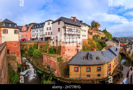 Saarburg, Germania. Paesaggio urbano con il fiume Leuk e vecchi mulini ad acqua storici. Foto Stock