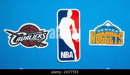 1 ottobre 2021, Springfield, USA, Emblems of the Denver Nuggets e Cleveland Cavaliers squadre di basket su sfondo blu. Foto Stock