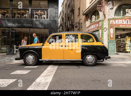 Tipico taxi giallo e nero nella Rambla, la strada più famosa del centro di Barcellona. Catalogna, Spagna, Europa. Foto Stock