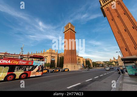 Le due torri veneziane (Torres Venecianes in catalano 1927-1929) a Placa d'Espanya o Plaza de Espana al tramonto. Catalogna, Spagna, Europa. Foto Stock