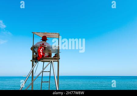 Bagnino sulla torre di avvistamento controllare le persone che nuotano in mare, Barceloneta spiaggia, Barcellona, Catalogna, Spagna, Europa Foto Stock