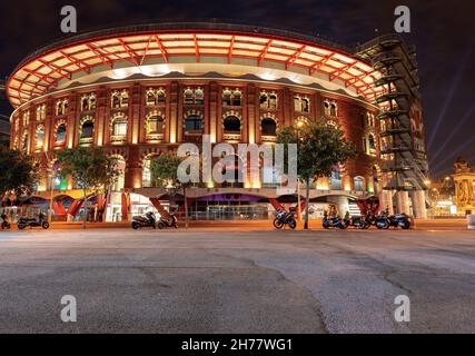 Arenas de Barcelona di notte, è un centro commerciale, ricreativo e culturale. L'arena storica è stata inaugurata nel 1900. Foto Stock