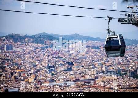 Cavo soprelevato auto da Barcellona a La collina di Montjuic. Sullo sfondo la città visto da sopra. La Catalogna, Spagna, Europa Foto Stock