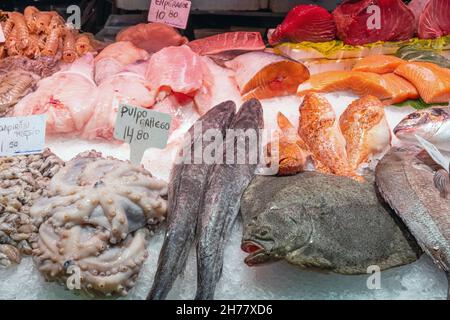 Catture fresche di pesce in vendita in una stalla di mercato a Barcellona, Spagna Foto Stock