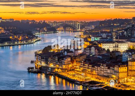 La città vecchia di Porto con il fiume Douro dopo il tramonto Foto Stock