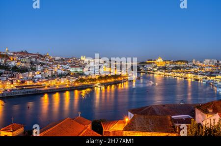Vista su Porto con il fiume Douro prima dell'alba Foto Stock