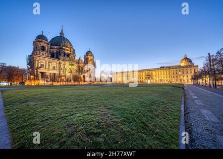 Il Lustgarten a Berlino prima dell'alba con la cattedrale e il Palazzo della Città Foto Stock