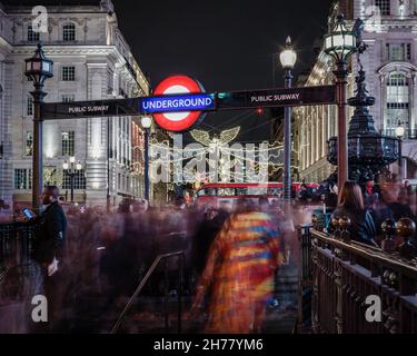 La folla di turisti e i pendolari di Londra a Piccadilly mentre il periodo di Natale entra in pieno svolgimento. Foto Stock