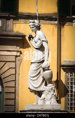 Statua neoclassica di Naiad (Pupporona - uno dei simboli di Lucca) nella piazza della Misericordia. Lucca, Toscana, Italia Foto Stock