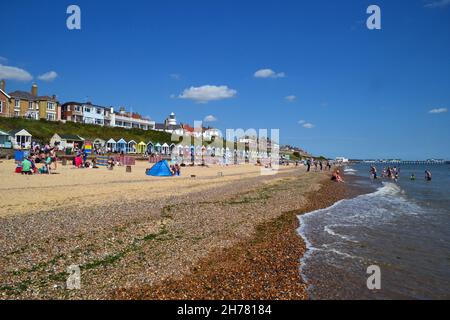 Vista della spiaggia dal mare, presso la località balneare di Southwold a Suffolk, Regno Unito Foto Stock