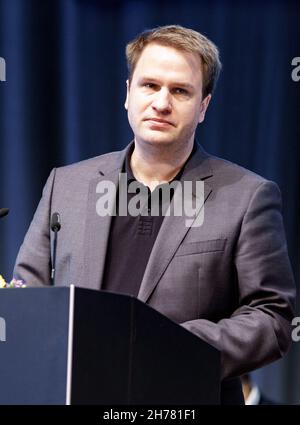 21 novembre 2021, Schleswig-Holstein, Neumünster: Christopher Vogt (FDP), vice presidente di stato del suo partito, parla alla conferenza del partito di stato dell'FDP Schleswig-Holstein. Foto: Axel Heimken/dpa Foto Stock