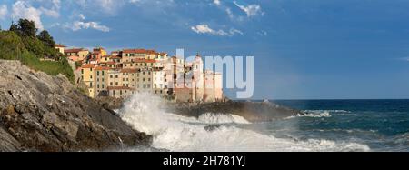 L'antico borgo di Tellaro durante una tempesta di mare. La Spezia, Liguria, Italia, Europa Foto Stock