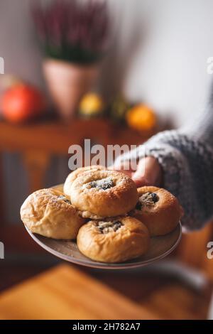 Serve panini fatti in casa o torte farcite con formaggio casereccio e marmellata. Cultura slava e ceca. Piastra di supporto femmina Foto Stock