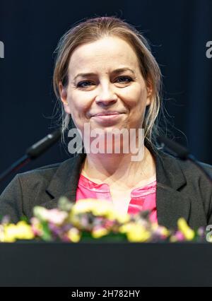 21 novembre 2021, Schleswig-Holstein, Neumünster: Nina Schilling (FDP), neoeletta presidente di stato del suo partito, parla alla conferenza del partito di stato dell'FDP Schleswig-Holstein. Foto: Axel Heimken/dpa Foto Stock