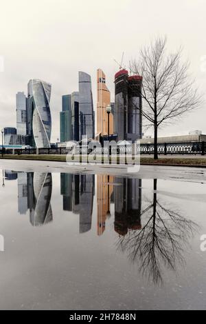 Mosca, Russia - 21 novembre 2021: Le Torri di Mosca nel giorno d'autunno. Struttura della città di Mosca: Edifici moderni del MIBC Moscow International Business Center, ponte, fiume Moskva. Foto di alta qualità Foto Stock