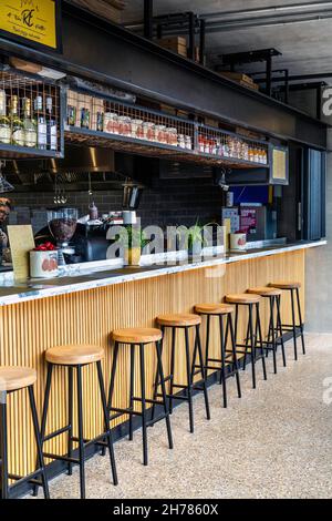 Bancone di Street food presso il complesso di negozi e ristoranti di Hawley Wharf, Camden, Londra, Regno Unito Foto Stock