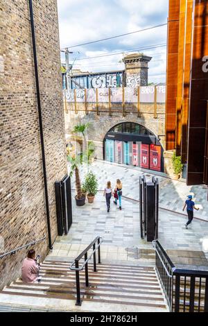 Hawley Wharf, complesso di negozi e ristoranti e arcate ferroviarie, Camden, Londra, Regno Unito Foto Stock