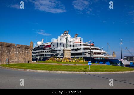 Saint Malo, Francia - 15 ottobre 2021: Cruiser di lusso nel porto vicino alla rotatoria, Foto Stock