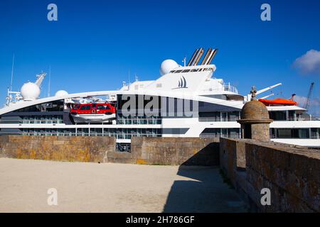 Saint Malo, Francia - 15 Ottobre, 2021: Cruiser di lusso nel porto vicino alla passeggiata sorprendente sui bastioni nella città vecchia Foto Stock