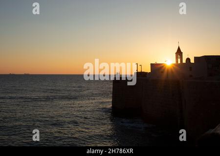 Tramonto Mediterraneo fotografato ad Acre Israele il campanile della Chiesa di San Giovanni, sagome Foto Stock