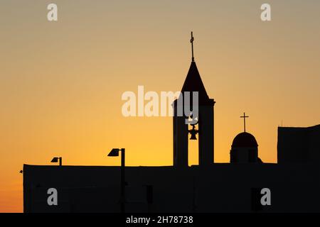 Tramonto Mediterraneo fotografato ad Acre Israele il campanile della Chiesa di San Giovanni, sagome Foto Stock