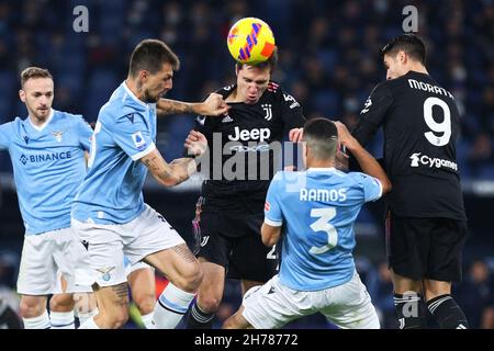 Federico Chiesa di Juventus (C) va per un header sotto pressione da Francesco Acerbi del Lazio (2L) durante il campionato italiano Serie A partita di calcio tra SS Lazio e Juventus FC il 20 novembre 2021 allo Stadio Olimpico di Roma - Foto: Federico Proietti/DPPI/LiveMedia Foto Stock