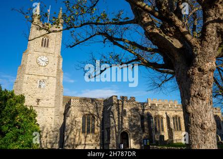 Prittlewell, Southend on Sea, Essex, Regno Unito. 21 Nov 2021. Sono in corso i preparativi per il funerale dell'omicidio del deputato sudoccidentale Sir David Amess nella città che ha rappresentato. Lunedì 22 novembre si terrà un servizio nella Chiesa di Santa Maria a Prittlewell, un distretto del Southend Borough che è storicamente l'insediamento originale che è cresciuto nella vasta città che deve essere nominata città in onore del deputato. Dopo il servizio commemorativo, il suo scrigno sarà portato su un carro trainato da cavalli per le strade di Southend affinché le persone paghino i loro rispetti Foto Stock