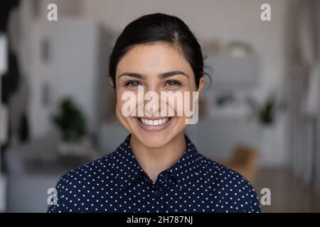 Felice giovane donna indiana che mostra il sorriso bianco. Foto Stock