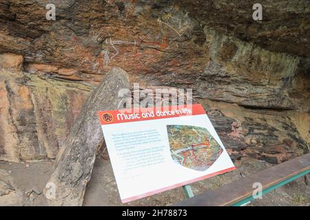Musica e danza nel segno della vita all'Angbangbang Rock Shelter spiegando pittura, Kakadu National Park, Northern Territory, Australia Foto Stock