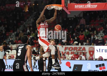 22 Jalen Jones OpenJobMetis Varese in occasione della partita LBA Italy Championship tra Openjobmetis Varese e Bertram Dutthona Tortona, a Varese, il 20 novembre 2021. Credit: Fabio Averna/Alamy Live News Foto Stock