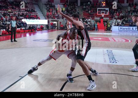 22 Jalen Jones OpenJobMetis Varese durante la partita del Campionato LBA Italia tra Openjobmetis Varese e Bertram Derthona Tortona, a Varese, il 20 novembre 2021.Credit: Fabio Averna/Alamy Live News Foto Stock