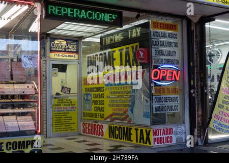 Spagnolo firma in un negozio in Queens che prepara le tasse, dà corsi di guida ed e vari altri servizi finanziari. Jackson Heights, New York Foto Stock