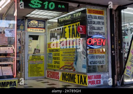 Spagnolo firma in un negozio in Queens che prepara le tasse, dà corsi di guida ed e vari altri servizi finanziari. Jackson Heights, New York Foto Stock