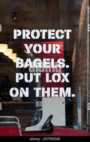 Un divertente cartello nella finestra di un negozio di bagel a Cobble Hill, Brooklyn, New York. Foto Stock