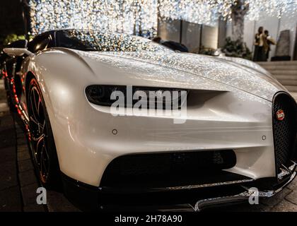 Una supercar Bugatti sotto le luci di Natale a Knightsbridge, Londra. Foto Stock