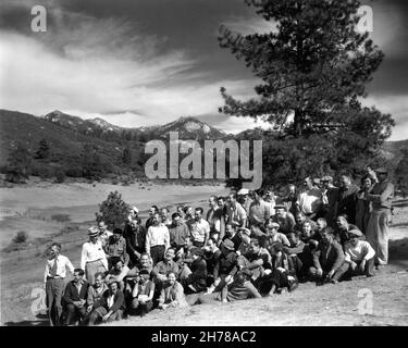 Cast and Crew in location Candid, tra cui KATHARINE HEPBURN e il direttore JOHN CROMWELL durante le riprese di ottobre 1933 del regista DI SPITFIRE 1934 JOHN CROMWELL suonano la sceneggiatura di Lula Vollmer Jane Murfin e Lula Vollmer, il regista Edward Cronjager produttore Pandro S. Berman RKO radio Pictures Foto Stock