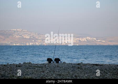 Il mare di Galilea con Tiberiade in background Foto Stock