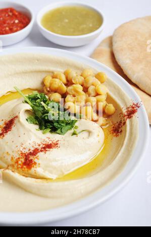 Hummus. Un tuffo o una spalmatura Levantine Arab a base di ceci cotti, schiacciati, mescolati con tahini, olio d'oliva, succo di limone, sale e aglio. Servito con w Foto Stock