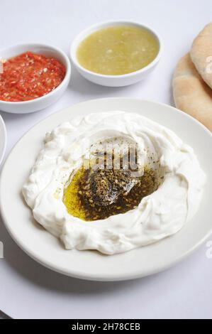 Labneh (anche Labaneh o Labane) è un formaggio Levantine a base di yogurt di latte di capra teso Foto Stock