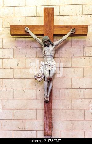 Una scultura o immagine di Gesù Cristo nella croce vista all'interno del San Giuseppe Cattolico ChurchNov. 21, 2021 Foto Stock