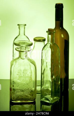 , ancora vita di bottiglie di vetro in luce verde Foto Stock