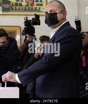 (211121) -- SOFIA, 21 novembre 2021 (Xinhua) -- il presidente bulgaro Rumen Radev incarica il suo scrutinio durante il secondo turno delle elezioni presidenziali in un seggio elettorale a Sofia, Bulgaria, 21 novembre 2021. I bulgari si sono recati alle urne domenica mattina per votare nel secondo turno delle elezioni presidenziali. Quasi 6.7 milioni di elettori aventi diritto sceglieranno il loro presidente per i prossimi cinque anni tra il presidente in carica Rumen Radev e il rettore dell'Università di Sofia Anastas Gerdjikov. (Ufficio stampa del Presidente della Bulgaria/consegna via Xinhua) Foto Stock