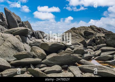 Grandi massi naturali adagiati sulla spiaggia con scorci del mare in Axim Ghana Africa occidentale Foto Stock