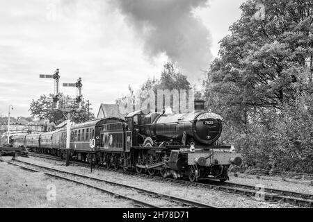 BR 'manor' 4-6-0 No. 7820 'più Manor' parte da Ramslow sulla East Lancashire Railway Foto Stock