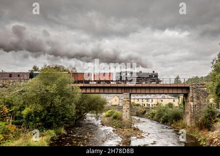 BR 4MT '2-6-4T No. 80097 attraversa il ponte sul fiume Irwell a Summerseat sulla East Lancashire Railway Foto Stock