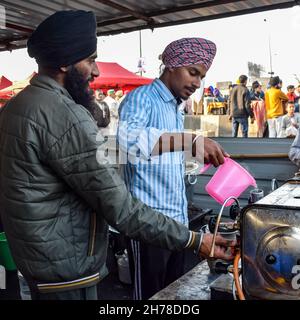 Gazipur, Delhi, India – Dicembre 25 2020 : gli agricoltori indiani sikh e indù del Punjab, Utttar Pradesh e Uttarakhand protestano al confine con Delhi-UP Foto Stock