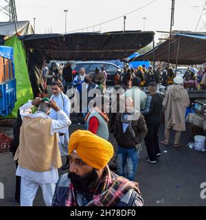 Gazipur, Delhi, India – Dicembre 25 2020 : gli agricoltori indiani sikh e indù del Punjab, Utttar Pradesh e Uttarakhand protestano al confine con Delhi-UP Foto Stock