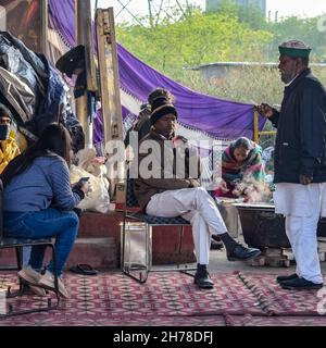 Gazipur, Delhi, India – Dicembre 25 2020 : gli agricoltori indiani sikh e indù del Punjab, Utttar Pradesh e Uttarakhand protestano al confine con Delhi-UP Foto Stock